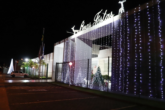 Câmara acende iluminação de Natal com apresentação do Coral em Libras e chegada do Papai Noel
